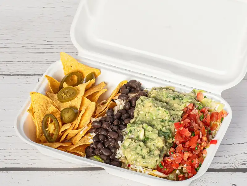 Miska z nachosami, fasolą i guacamole