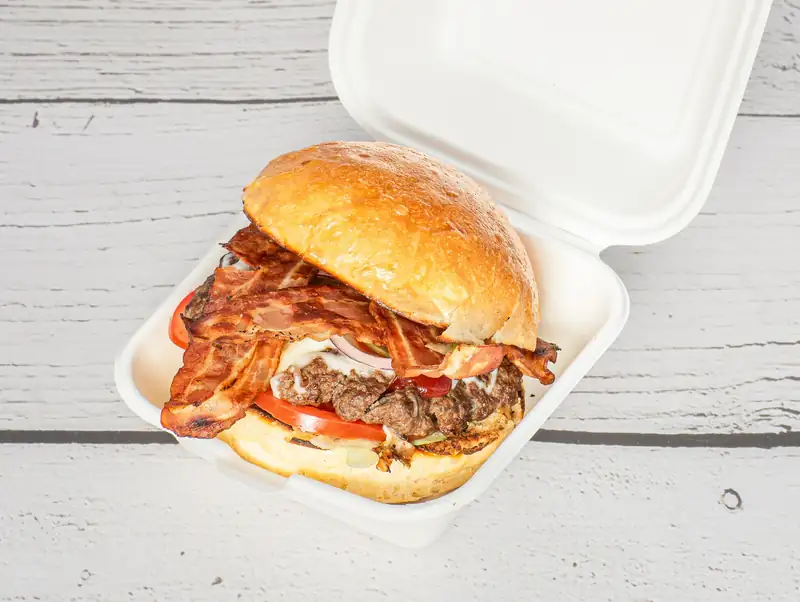 Burger z boczkiem w pudełku
